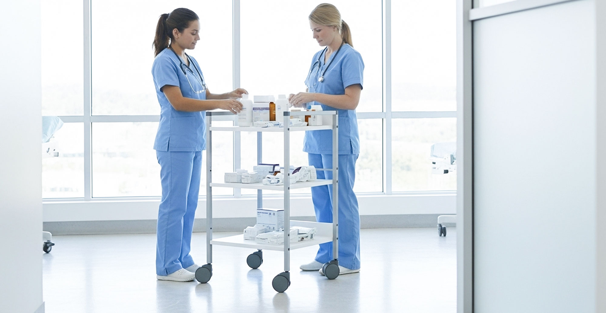 Hospimed - 2.5. Vielzweckwagen - Variocar 90 Regalwagen - Höhe 87 cm- 2 Ablagen